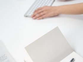 Poznámkový blok a pero na odpovede do poradne