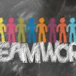 teamwork nápis a farebné postavičky na tabuli
