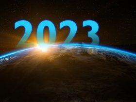 2023 s výchádzajúcim slnkom nad zemeguľou